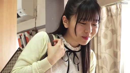 室内 · 娇羞 · 面部特写 · 单肩包 · 浅黄色针织外套