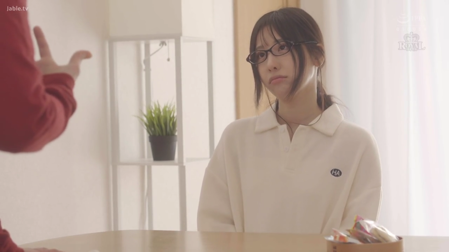 メガネ · リビング · 呆滞 · 正坐 · 对视 · 上半身 · 白色翻领长袖