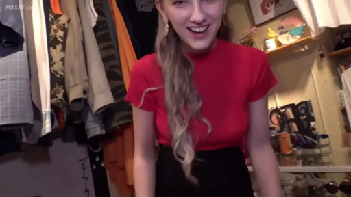 俯身 · 微笑 · 面对镜头 · 半身 · 耳饰 · 长卷发 · 红色短袖 · 衣帽间