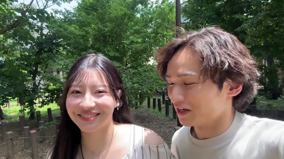 交谈 · 背景为绿植 · 条纹露肩上衣 · 户外公园 · 两人面部特写