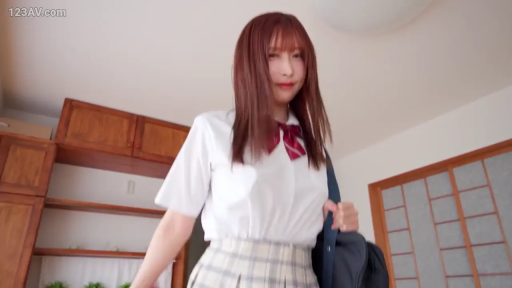 上半身特写 · 注视 · 格子百褶裙 · 房间内 · 学生书包