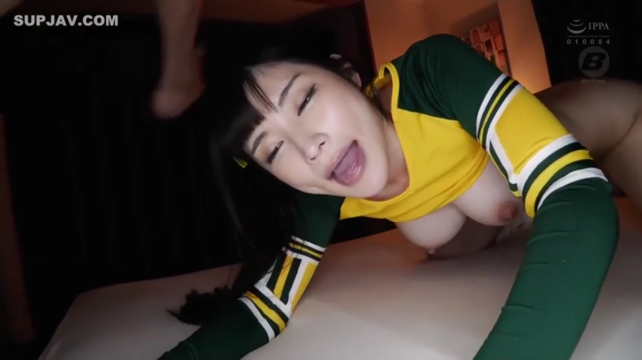 床上 · 伸舌 · 后入式 · 乳房特写 · 绿黄拼色长袖啦啦队服