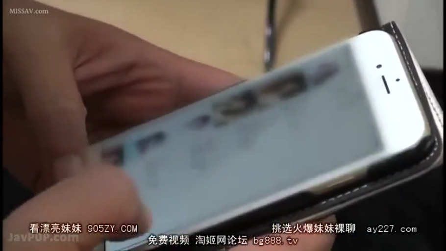 室内 · 手机 · 水印 · 浏览 · 手部特写 · 握持