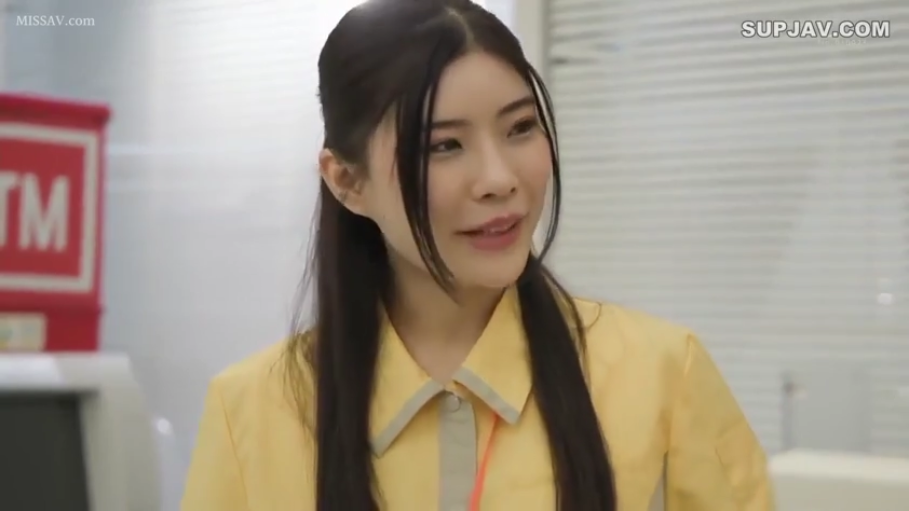 柔和 · 面部半身特写 · 黄色翻领工作服 · ATM取款机室