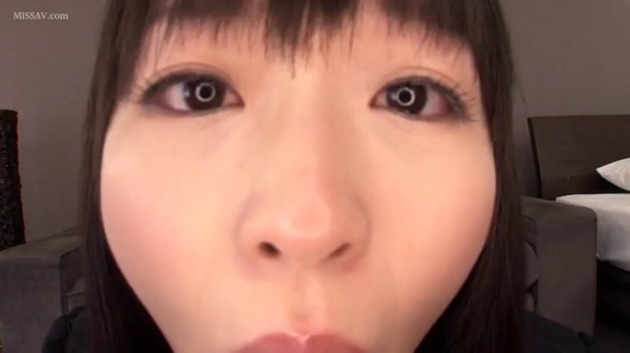 直视 · 卧室 · 眼睛特写 · 深色上衣 · 反光灯圈映在瞳孔中