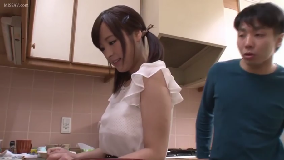 微笑 · 厨房 · 白色荷叶边上衣 · 厨房用具 · 女性侧脸特写