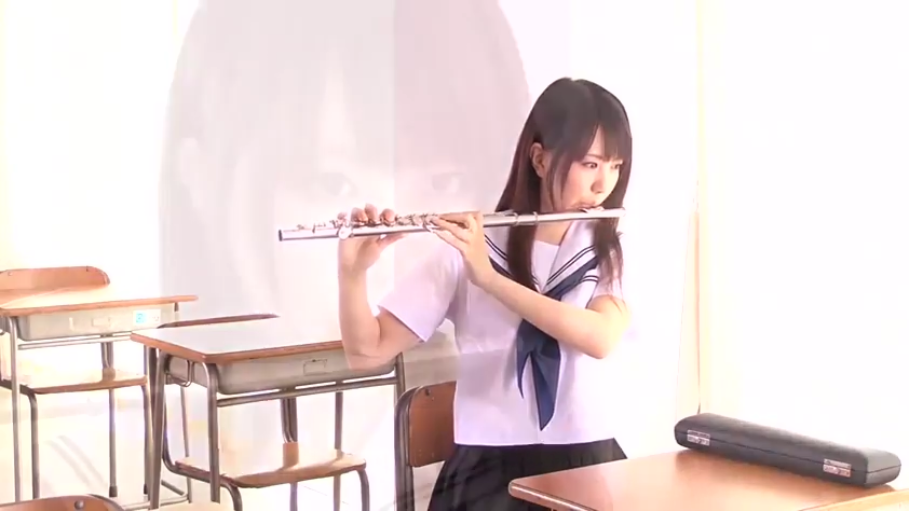 坐姿 · 教室 · 专注 · 半身 · 水手服 · 校园风 · 吹奏 · 长笛