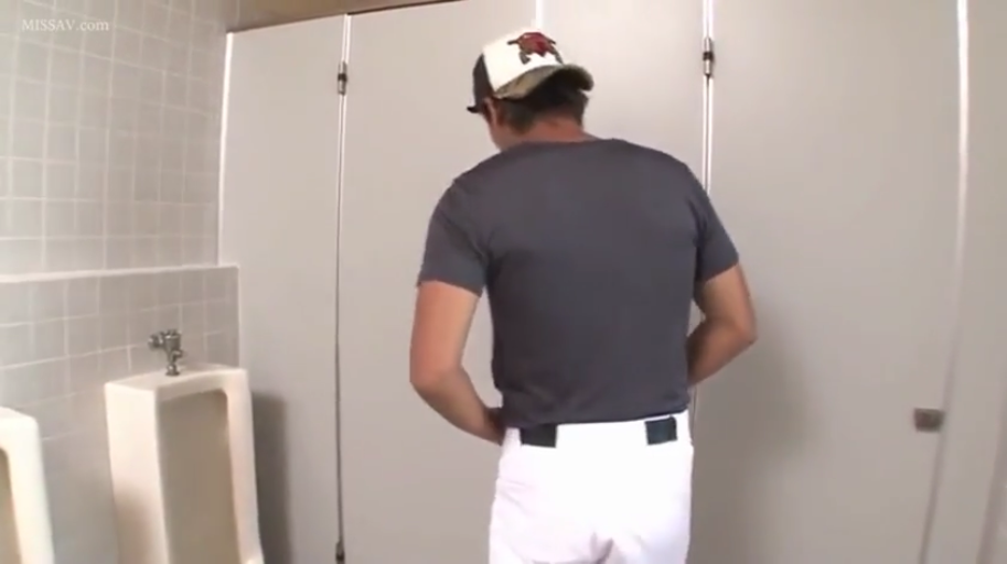 站立 · 棒球服 · 公共厕所