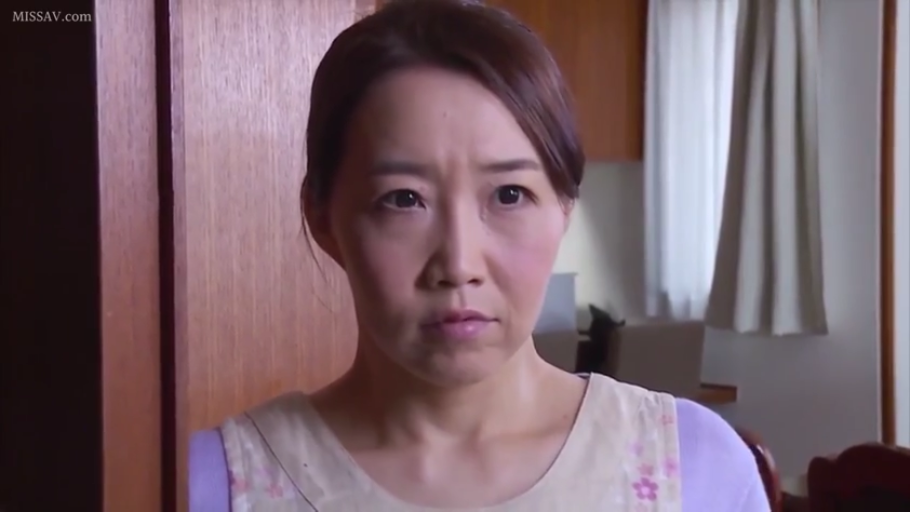 室内 · 严肃 · 站立 · 面部特写 · 凝视 · 熟女 · 围裙