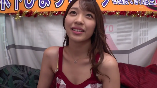 室内 · 坐姿 · 面部特写 · 红色格纹吊带