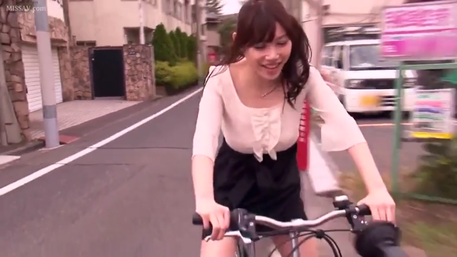 黑色短裙 · 微笑 · 半身特写 · 骑行姿势 · 自行车 · 住宅区街道 · 骑自行车