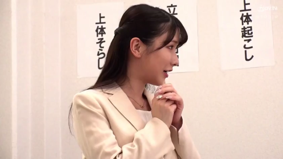 办公环境 · 交谈中 · 手部特写 · 内搭浅色衬衫 · 指甲贴片