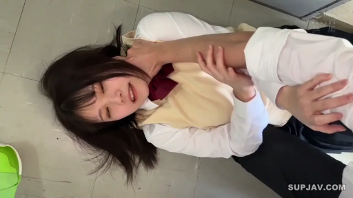 挣扎 · 米色毛衣背心 · 头部特写 · 地板 · 强奸