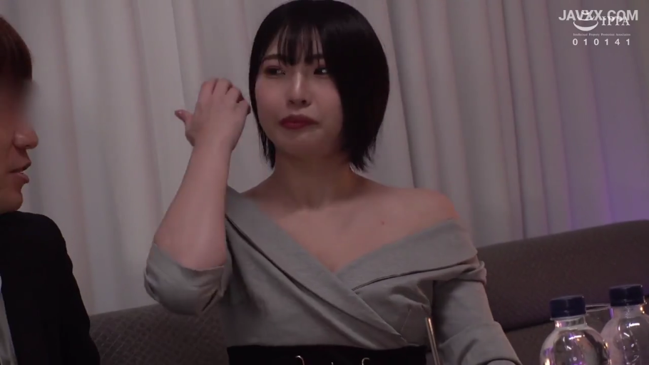 沙发区 · 露肩连衣裙 · 水瓶 · 人物面部特写 · 略带迟疑