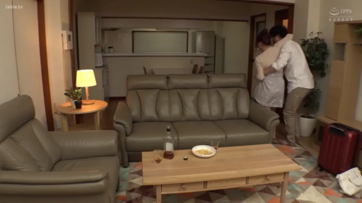 客厅 · 浅色裤子 · 酒杯 · 行李箱摆放在旁边