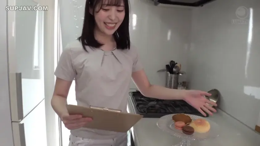 站姿 · 微笑 · 厨房 · 写字板 · 讲解 · 浅色短袖上衣