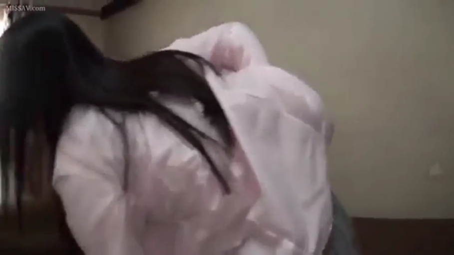 中景 · 白衬衫 · 弯腰 · 房间