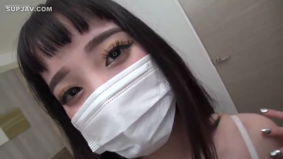 眼睛特写 · カメラをまっすぐ見つめて · 室内寝室 · 白色口罩 · 白色吊带背心 · 光线明亮