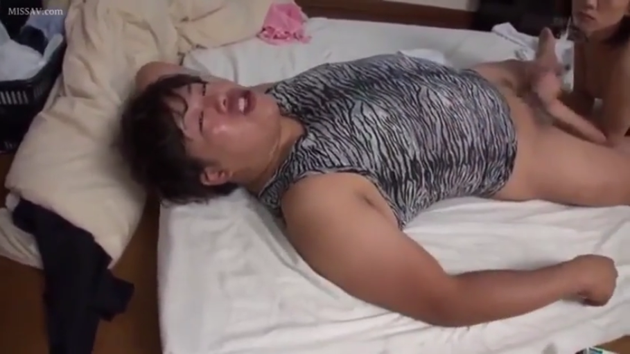 出汗 · 卧室床 · 男子表情特写 · 手淫 · 男子虎纹背心 · 女子专注的表情