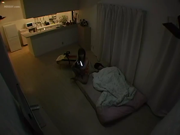 卧室 · 警惕 · 暗光环境 · 睡衣 · 手电筒