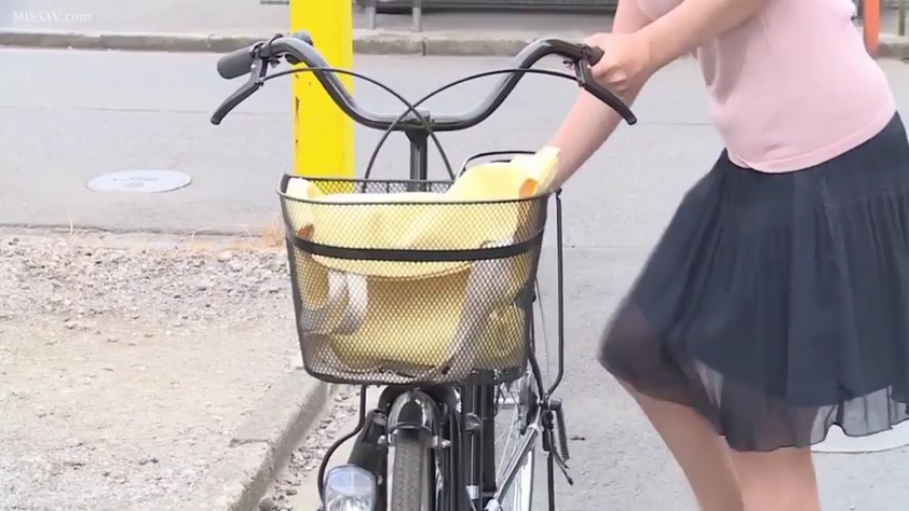 室外街道 · 自行车 · 深色百褶裙 · 自行车局部特写