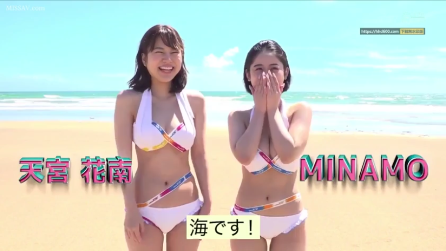 羞涩捂嘴 · 海滩 · 白色比基尼 · 人物半身特写