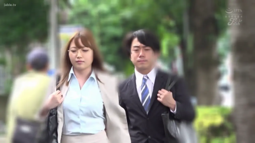 面无表情 · 米色西装外套 · Outdoor street · 日常服装 · 提包