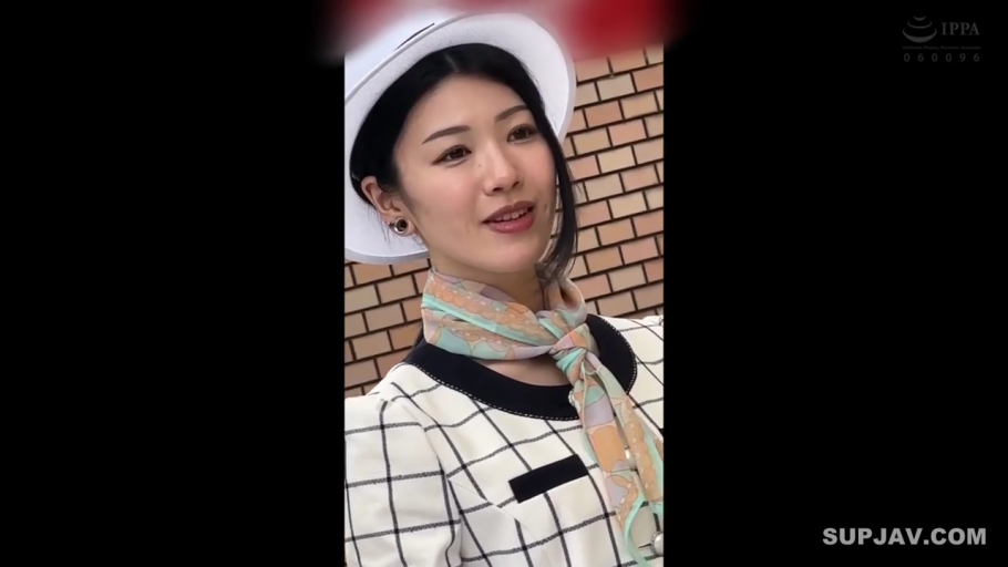自然 · 顔のクローズアップ · 砖墙背景 · 白色帽子 · 彩色丝巾