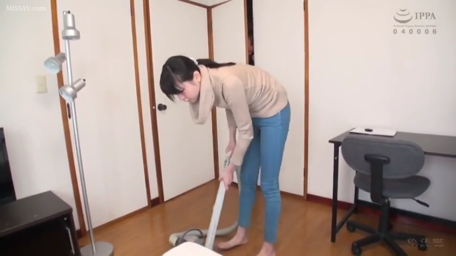 书房 · 专注 · 蓝色紧身牛仔裤 · 吸尘器 · 背景中门后有窥视的脸部轮廓