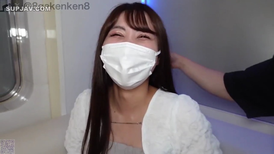 顔のクローズアップ · 室内房间 · 口罩 · 眯眼笑 · 白色外搭 · 口罩遮脸