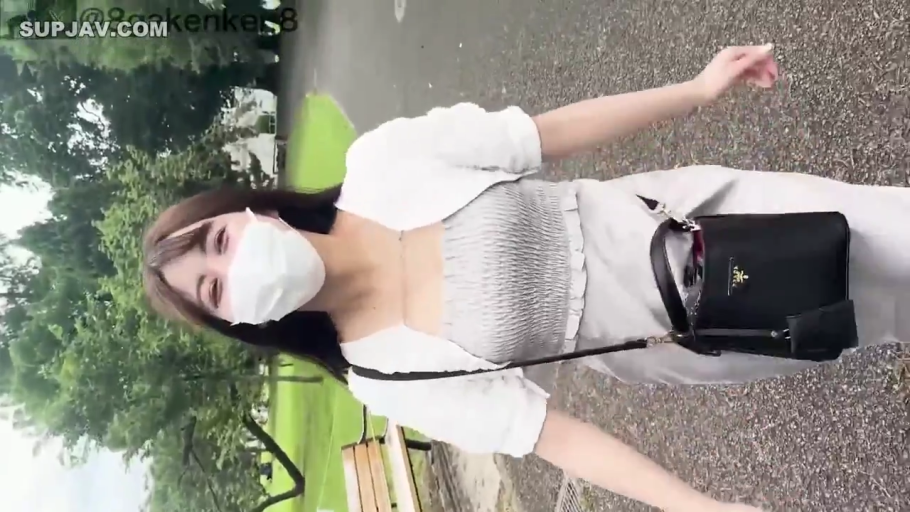 上半身特写 · 微笑 · 公园 · 黑色手提包 · 灰色抹胸上衣