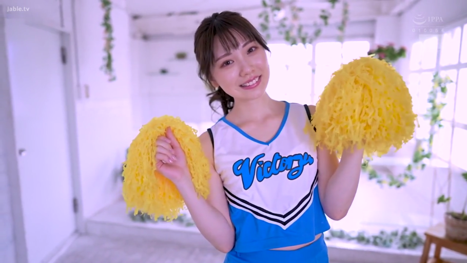 半身 · 摄影棚 · 甜美微笑 · 日本AV · 正面站立 · 啦啦队服 · 展示道具 · 黄色花球