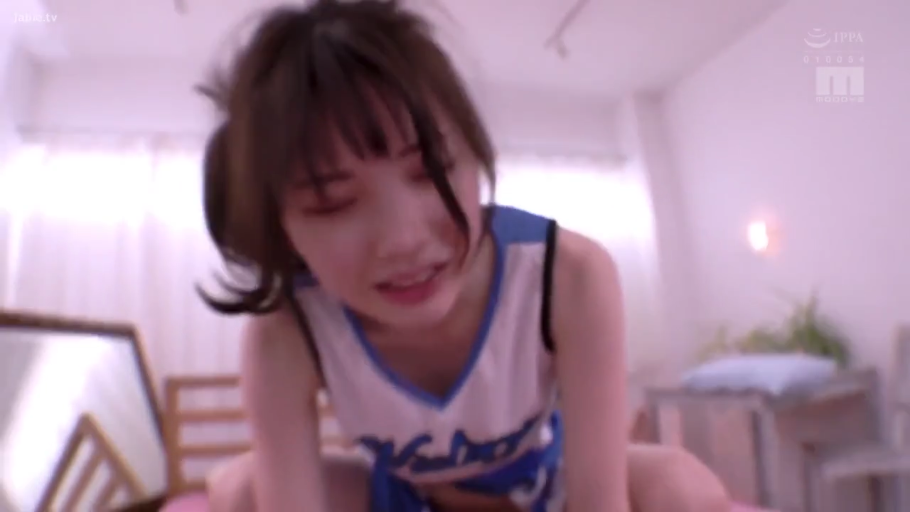 騎乗位 · 上半身特写 · 寝室 · 张嘴呻吟 · 蓝色拉拉队服 · 光线明亮