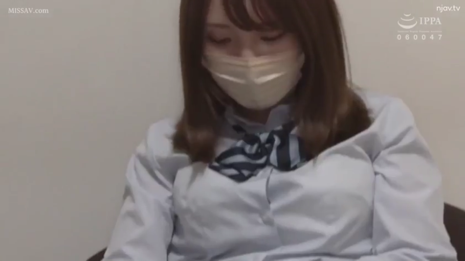 室内 · 低头垂眸 · 脸部特写 · 口罩 · 浅蓝色学生衬衫 · 口罩遮脸