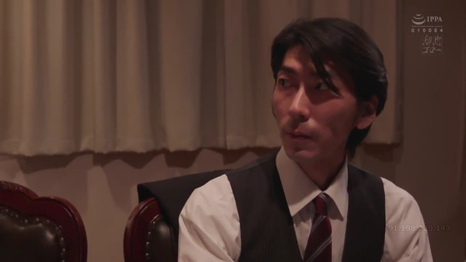 办公区域 · 侧目注视 · 深色西装马甲 · IPPA标志 · 头部和上身特写