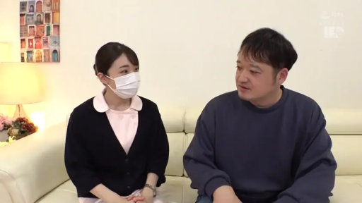 对视 · 蓝色卫衣 · 自然 · 挂画 · 白色沙发 · 半身特写 · 并排坐姿 · 剧情访谈