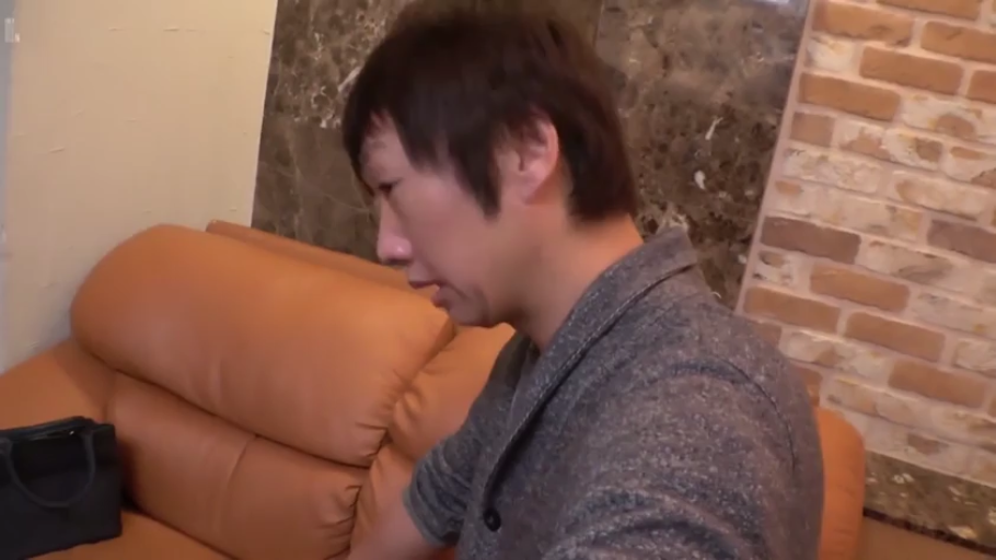 休息区 · 若有所思 · 皮沙发 · 灰色针织开衫 · 男人面部侧影