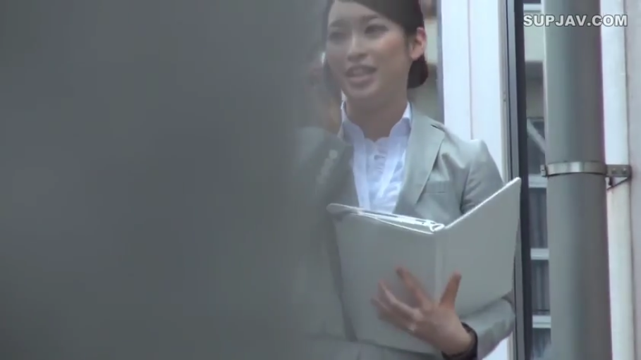 上半身特写 · 灰色西装外套 · 文件夹 · 交谈中 · 建筑外墙边 · 处于工作状态
