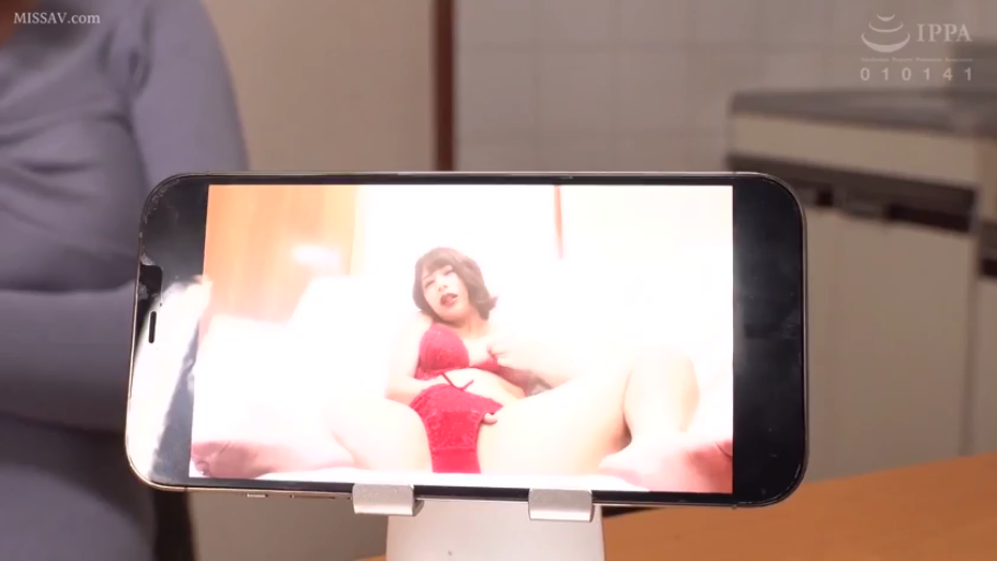 室内 · 娇喘 · 携帯電話 · 赤い下着 · IPPA标识 · 抚摸私处 · 手机屏幕上的女性特写