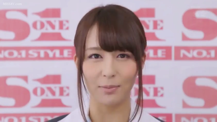 平静 · 白色衬衫 · 面部特写 · 摄影棚 · 正面 · 说话 · S1品牌背景