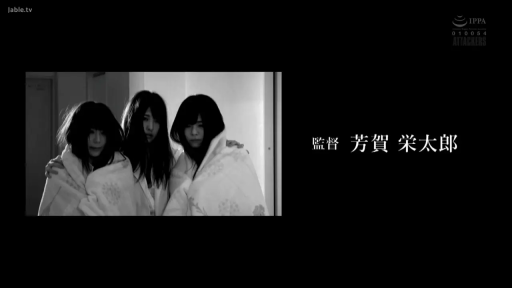 室内 · 面无表情 · 黑白画面 · 毛毯 · 裹身毛毯 · 中景镜头