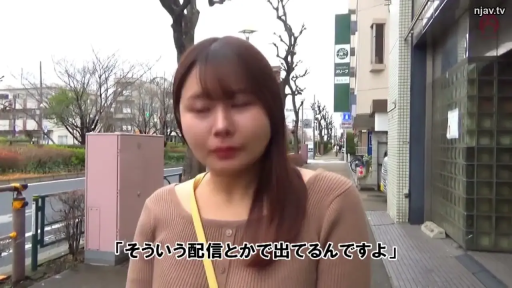 交谈 · 站立 · 自然 · 半身特写 · 街道 · 棕色针织衫