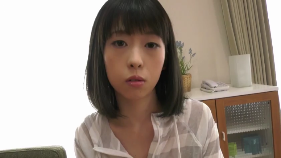 室内 · 无表情 · 面部特写 · 条纹上衣