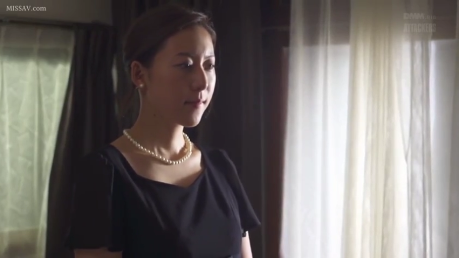 Bedroom · 平静 · Black dress · Shoulder close-up · Soft light · 珍珠项链