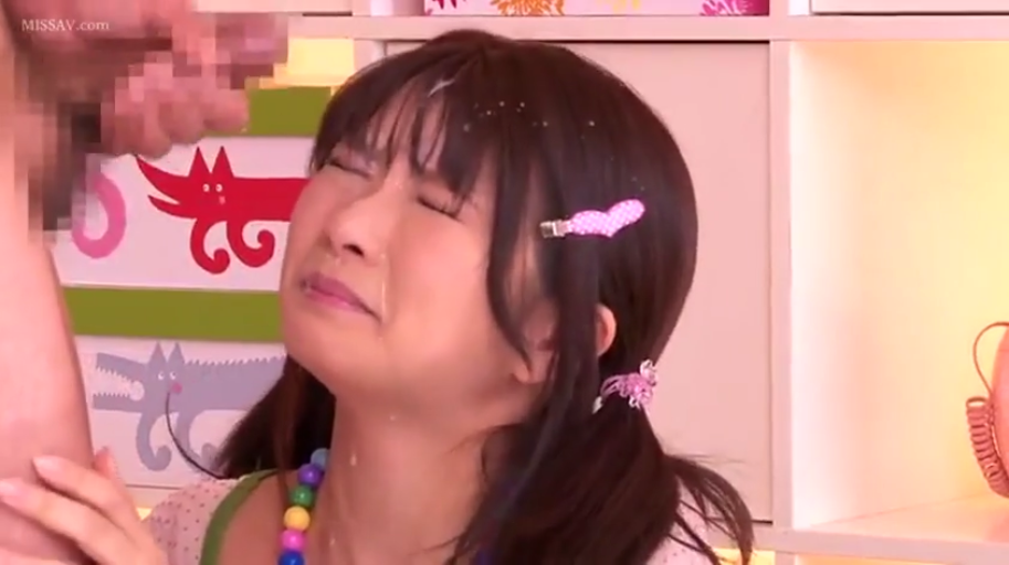 室内 · 精液痕迹 · 无奈 · 可爱风格装束 · 面部射精 · 脸上残留大量精液 · 心形发夹