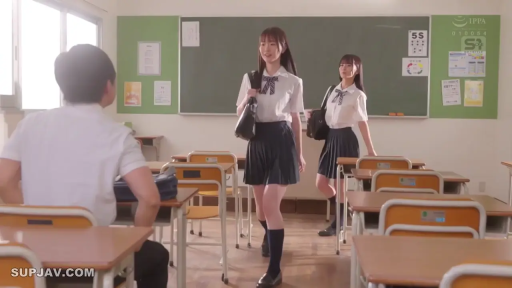 教室 · 微笑 · 深色长筒袜 · 书包