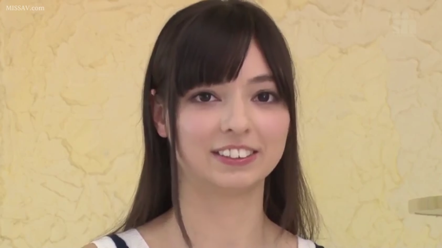 室内 · 脸部特写 · 温柔 · 白色上衣