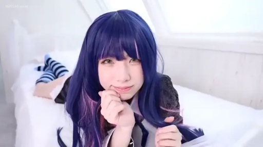 床上 · 面部特写 · 条纹长袜 · 眼神撩人