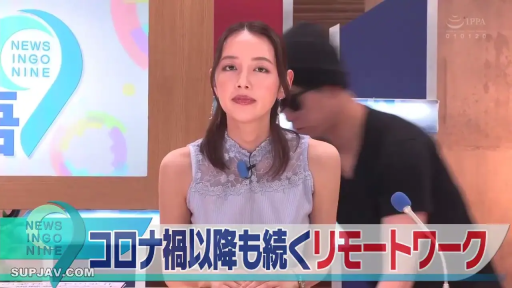 新闻演播室 · 职业化微笑 · 淡蓝色蕾丝领口无袖上衣 · 女主播半身正面特写 · 新闻播报麦克风 · 画面下方有日语新闻标题条