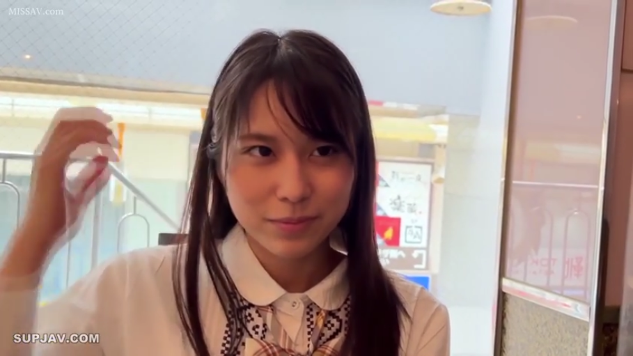 室内 · 上半身特写 · 温柔 · 白色翻领衬衫